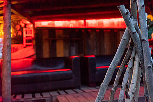 romantische Feuerstelle am Wasser