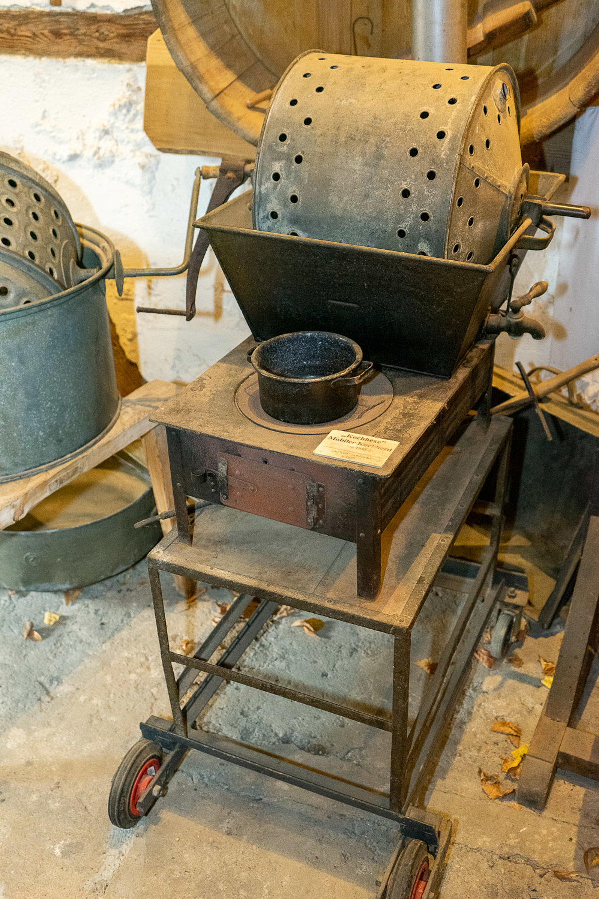 Kochhexe um 1935 mit Waschmaschine