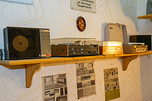 verschiedene Schallplattenspieler DDR