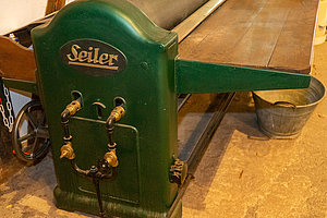 historische Wäschemangel groß