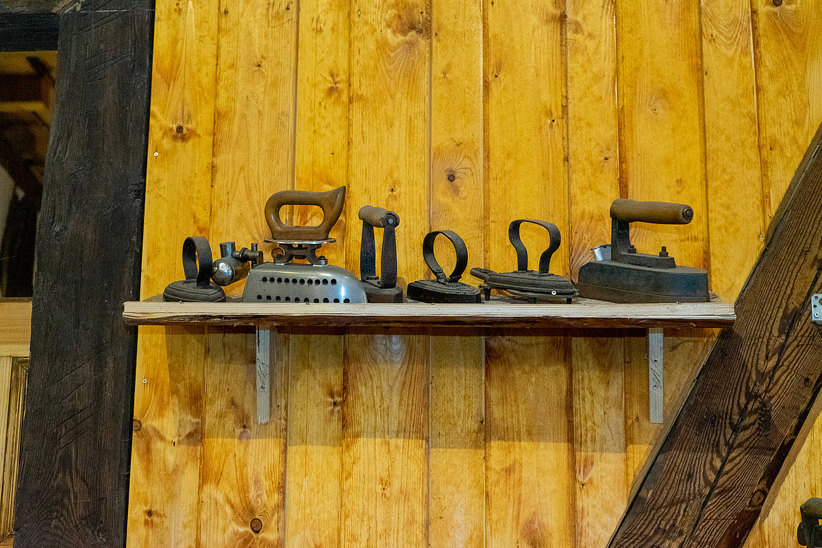 Verschiedene historische Bügeleisen