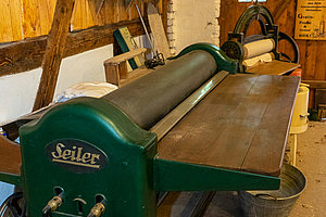 historische Wäschemangel groß