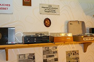 verschiedene Schallplattenspieler DDR