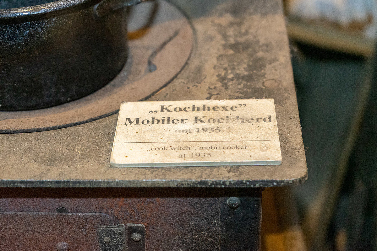 Kochhexe um 1935 mit Waschmaschine