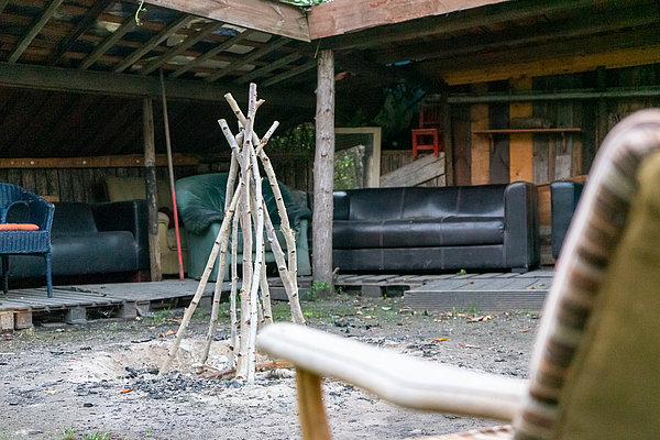 romantische Feuerstelle am Wasser