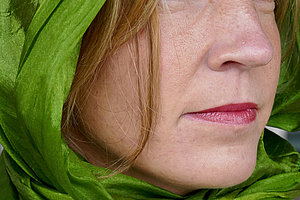 Weiblich, authentisch, abenteuerlustig, lachend