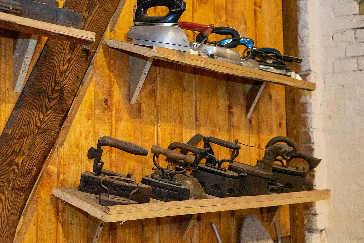 Verschiedene historische Bügeleisen
