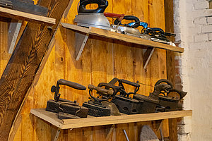 Verschiedene historische Bügeleisen