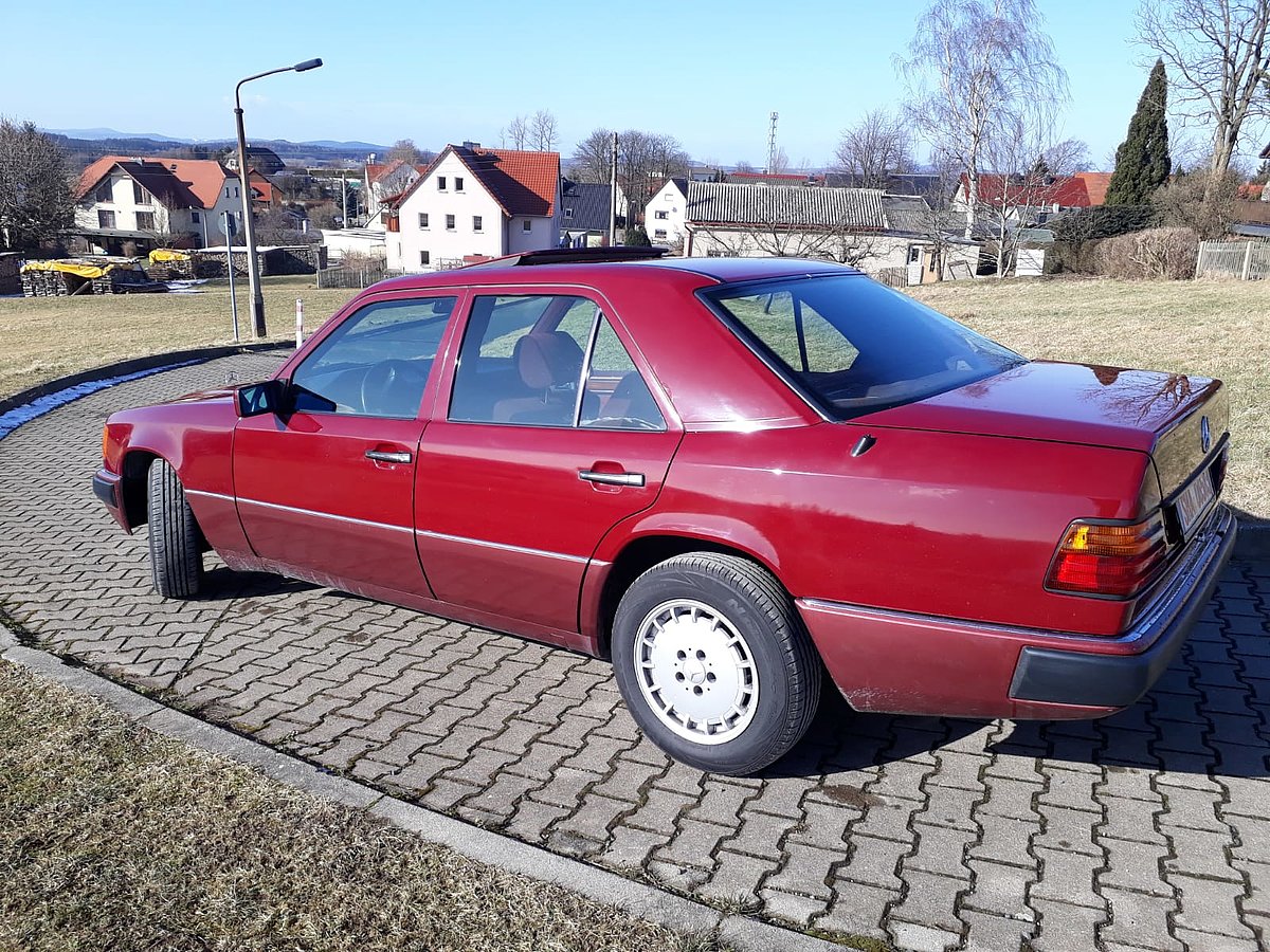 Mercedes-Benz 250D W124