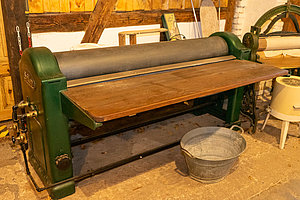 historische Wäschemangel groß