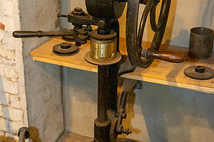 Dosenverschlussmaschine und Dosenaufschneider um 1890