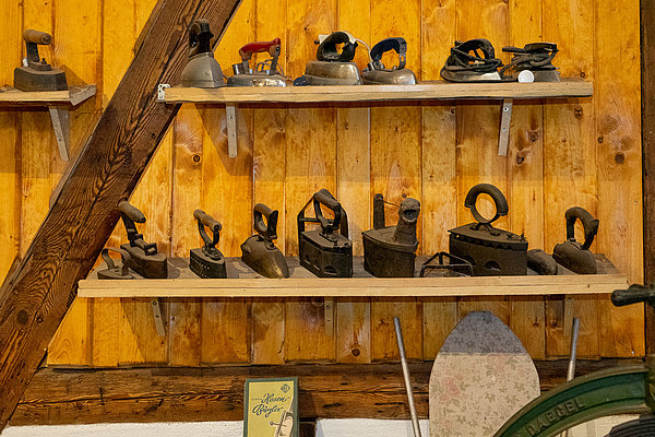 Verschiedene historische Bügeleisen