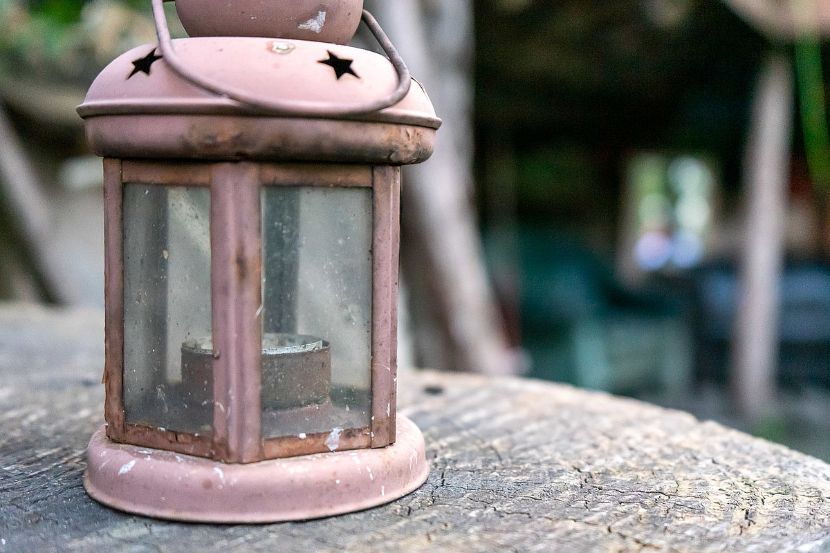 romantische Feuerstelle am Wasser