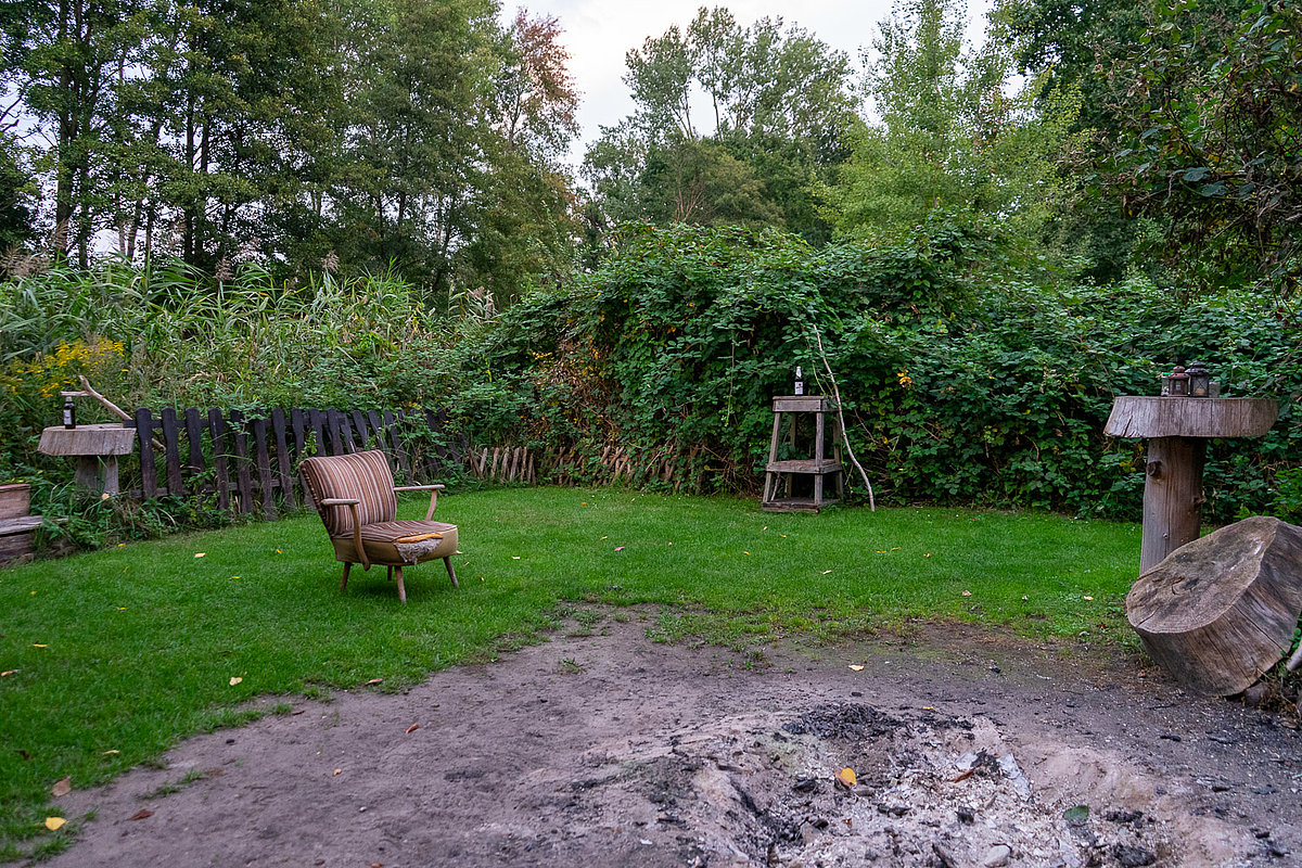 romantische Feuerstelle am Wasser