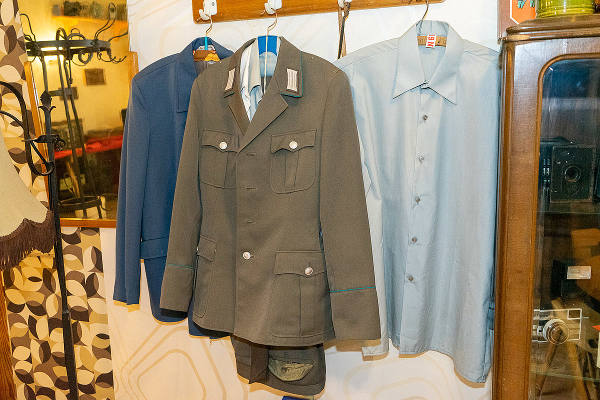 verschiedene Uniformen NVA