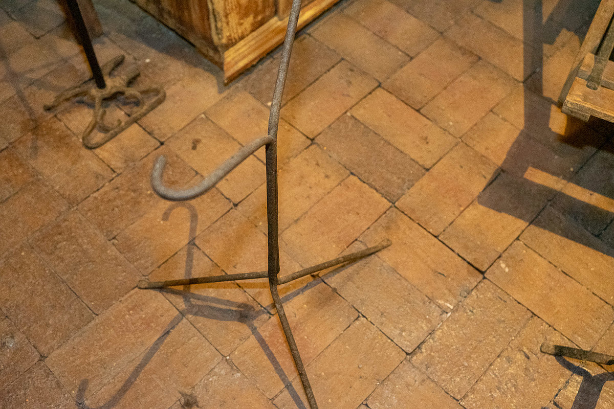 historische Fahrradständer für Herren- und Damenräder