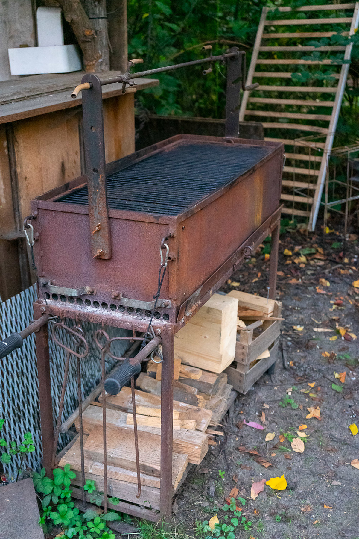 romantische Feuerstelle am Wasser